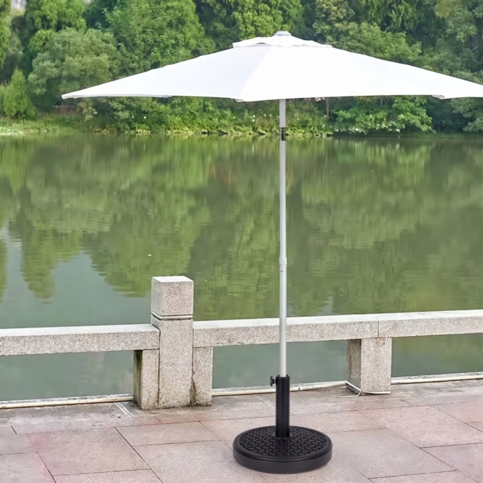 podstawa do parasola ustawiona na podeście nad rzeką w plenerze